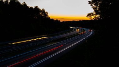 Geceli arabaların ışıkları.