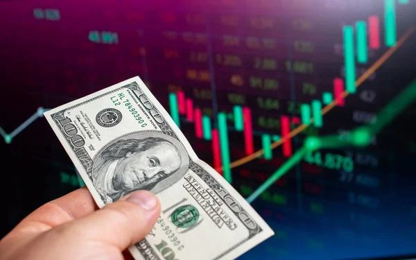 Borsa Grafiğinin Arka Planında 100 Dolarlık Banknot — Stok fotoğraf