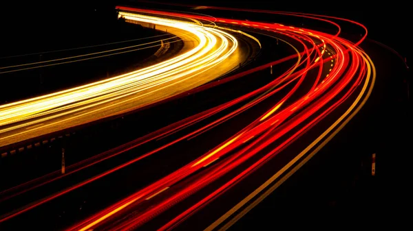 Geceli arabaların ışıkları.