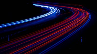 Geceli arabaların ışıkları.