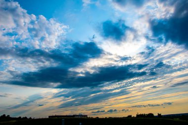Koyu mavi bulutlu tehditkar gökyüzü