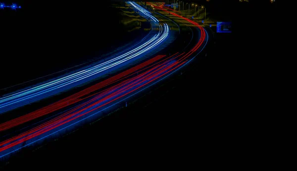 Νυχτερινή Εθνική Οδό Μεγάλη Έκθεση Των Αυτοκινήτων Φώτα Στο Δρόμο — Φωτογραφία Αρχείου