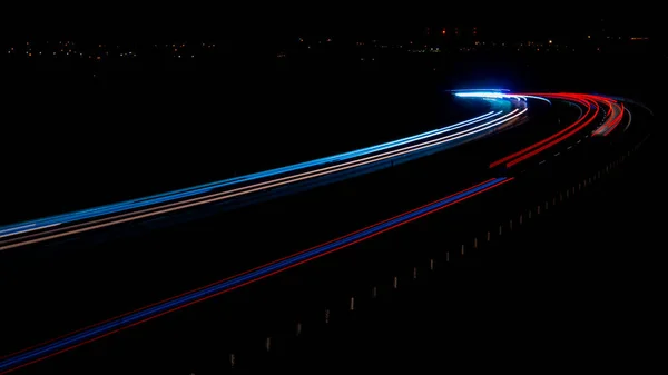 夜の道路灯 夜間の移動車のライト 長い露出赤青緑 — ストック写真