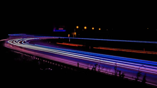 夜の道路灯 夜間の移動車のライト 長時間露光マルチカラー — ストック写真