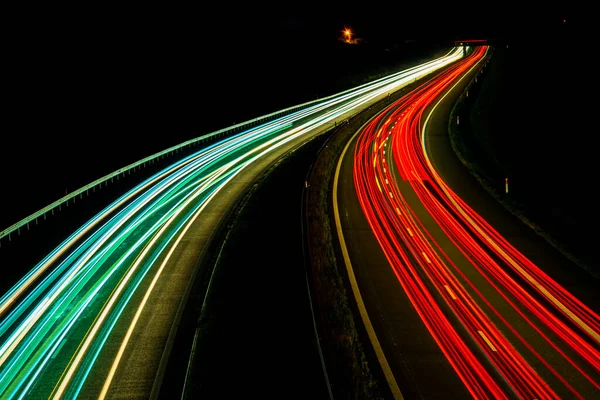 夜の道路灯 夜間の移動車のライト 長い露出赤青緑 — ストック写真