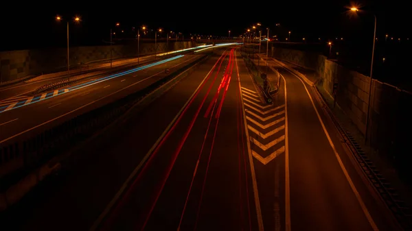 夜の高速道路夜の道路での車のライトの長時間露光 — ストック写真