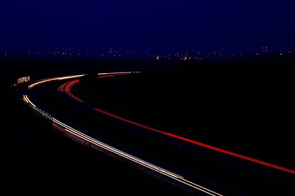 夜の道路灯 夜間の移動車のライト 長時間露光マルチカラー — ストック写真