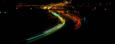 Gece karayolu, gece yolundaki ışıklara uzun süre maruz kalma.