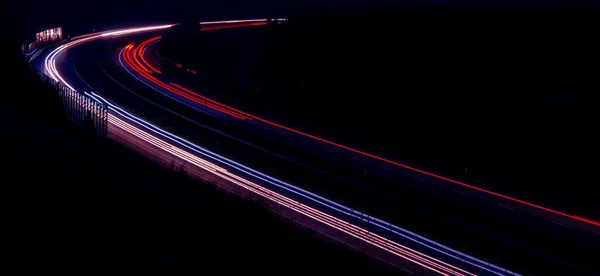 夜の道路灯 夜間の移動車のライト 長時間露光マルチカラー — ストック写真