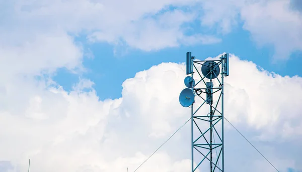 Internet Antena Telecomunicaciones Fondo Azul Cielo — Foto de Stock