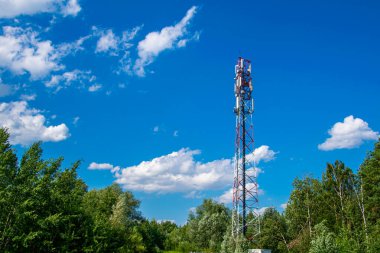 Telekomünikasyon kulesi 4G ve 5G hücresel. Makro Üs İstasyonu. Radyo modülleri ve akıllı antenleri olan 5G radyo ağı telekomünikasyon ekipmanı, bir metalin üzerine monte edilmiş..