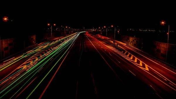 Luces de los coches por la noche. Luces de la línea de la calle. Ciudad de  la autopista nocturna. Fotografía de larga exposición en carretera nocturna.  Bandas de colores de rastros de