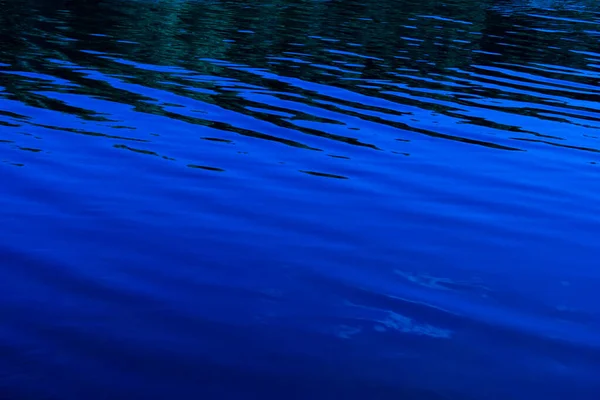 Die Blauen Tiefen Des Sees Wasserspiegel Für Hintergrund — Stockfoto