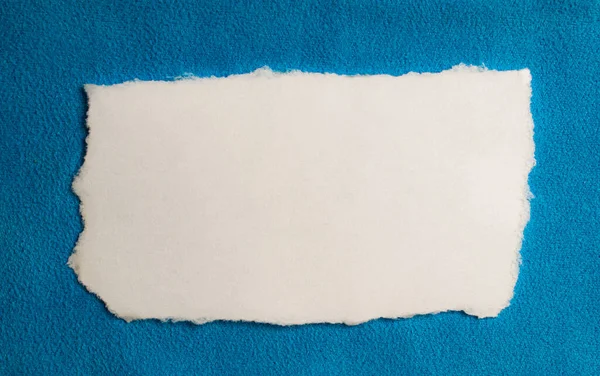 Folha Papel Branca Sobre Fundo Azul — Fotografia de Stock