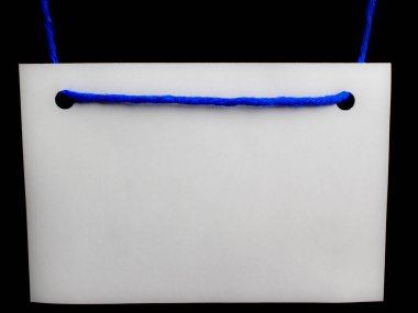 Siyah zemin üzerinde mavi dizgi olan beyaz boş not kartı