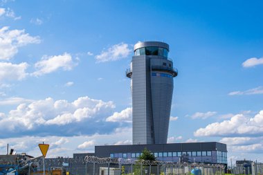 Metal ve camdan yapılmış modern havaalanı kontrol kulesi
