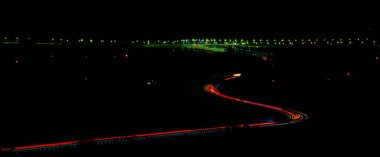 Gece lambaları. Geceleri hareket halindeki arabaların ışıkları. Uzun pozlama kırmızı, mavi, yeşil