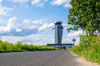 Metal ve camdan yapılmış modern havaalanı kontrol kulesi