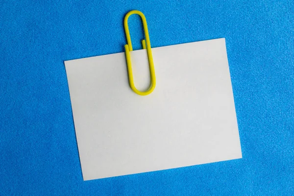 Wit Blanco Briefje Vastgepind Aan Een Blauw Prikbord Met Een — Stockfoto