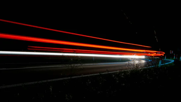 Nächtliche Straßenbeleuchtung Lichter Fahrender Autos Der Nacht Langzeitbelichtung Mehrfarbig — Stockfoto