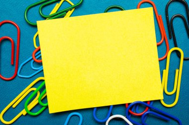 Ofis kâğıdının arka planındaki boş bir kağıt kartının kapanışı. Metin için etiket.