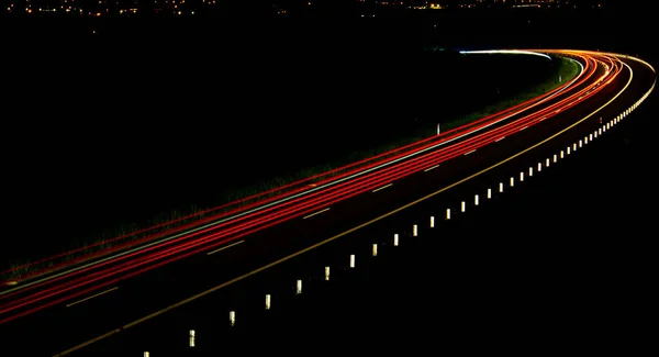 Nächtliche Straßenbeleuchtung Lichter Fahrender Autos Der Nacht Langzeitbelichtung Rot Blau — Stockfoto