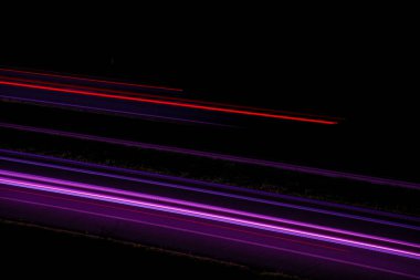 Gece lambaları. Geceleri hareket halindeki arabaların ışıkları. uzun pozlama çok renkli