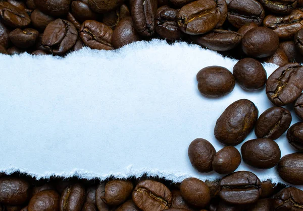 コーヒー豆の背景に白い紙のシート 個々のテキストのラベル — ストック写真