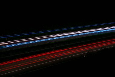 Gece lambaları. Geceleri hareket halindeki arabaların ışıkları. uzun pozlama çok renkli