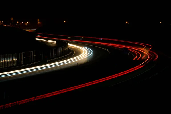 晚上开车的灯光 长期暴露于红色 — 图库照片