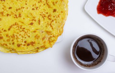 Kahvaltıda reçelli krep ve kakao.