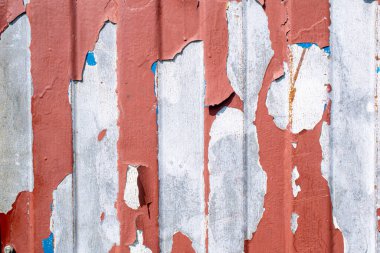 Galvanizli çarşaf üzerindeki boya soyuluyor.