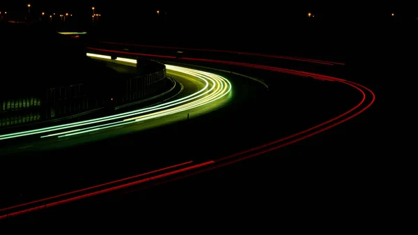 夜の道路灯 夜間の移動車のライト 長い露出赤青緑 — ストック写真