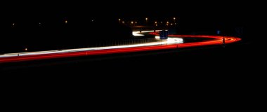 Gece lambaları. Geceleri hareket halindeki arabaların ışıkları. Uzun pozlama kırmızı, mavi, yeşil