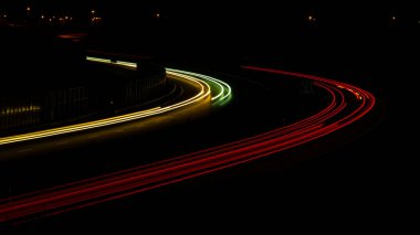 Gece lambaları. Geceleri hareket halindeki arabaların ışıkları. Uzun pozlama kırmızı, mavi, yeşil