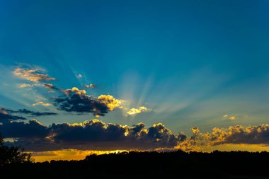Arkaplanda bulutlar olan gün batımı