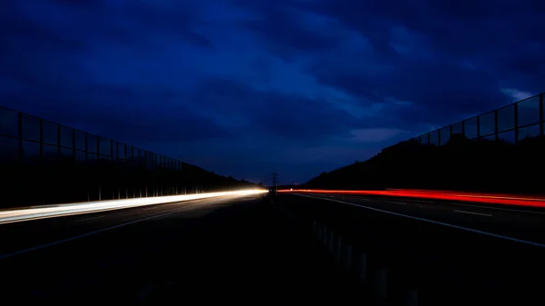 Νυχτερινά Φώτα Φώτα Κινούμενων Αυτοκινήτων Νύχτα Μακράς Έκθεσης Κόκκινο Μπλε — Φωτογραφία Αρχείου