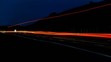 Gece lambaları. Geceleri hareket halindeki arabaların ışıkları. uzun pozlama kırmızı, mavi, turuncu, çok renkli