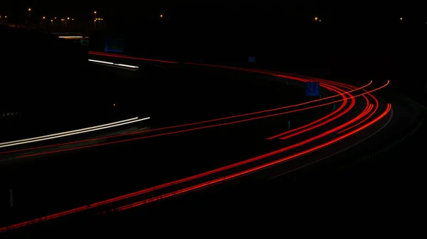 夜の道路灯 夜間の移動車のライト 長い露出赤青緑 — ストック写真