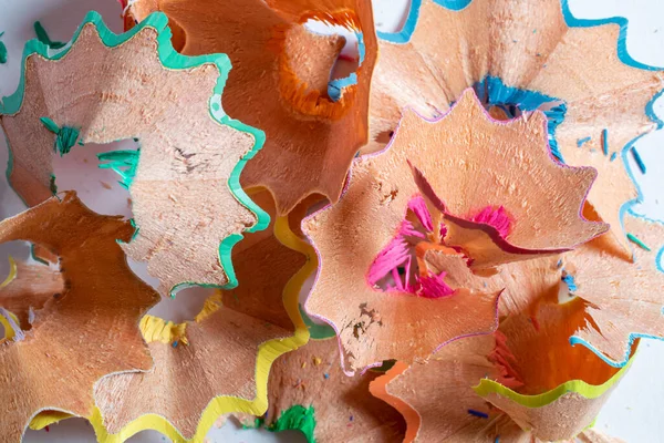 Keskinleştirilmiş boya kalemleri ve arka plan talaşları.