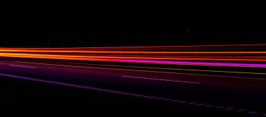 Gece lambaları. Geceleri hareket halindeki arabaların ışıkları. uzun pozlama kırmızı, mavi, turuncu, çok renkli