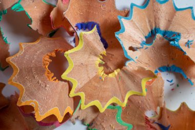 Keskinleştirilmiş boya kalemleri ve arka plan talaşları.