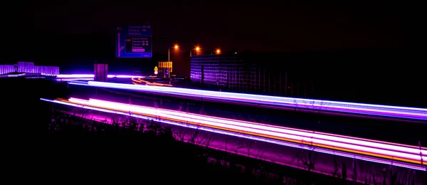 Gece Lambaları Geceleri Hareket Halindeki Arabaların Işıkları Uzun Pozlama Kırmızı — Stok fotoğraf