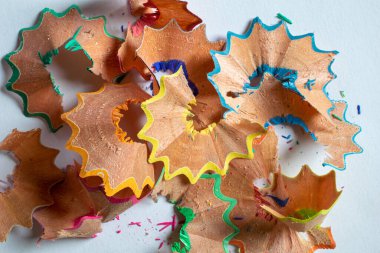 Keskinleştirilmiş boya kalemleri ve arka plan talaşları.