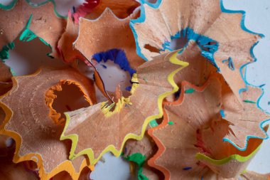 Keskinleştirilmiş boya kalemleri ve arka plan talaşları.