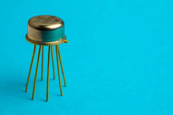 Metallisch Goldener Transistor Auf Blauem Hintergrund — Stockfoto