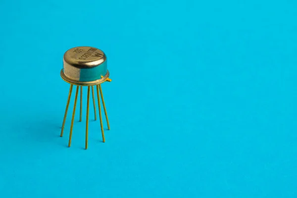 Metallisch Goldener Transistor Auf Blauem Hintergrund — Stockfoto