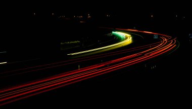 Gece lambaları. Geceleri hareket halindeki arabaların ışıkları. Uzun pozlama kırmızı, mavi, yeşil