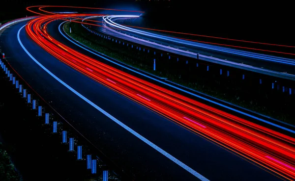 Nächtliche Straßenbeleuchtung Lichter Fahrender Autos Der Nacht Langzeitbelichtung Rot Blau — Stockfoto