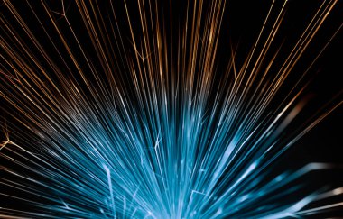 Karanlıkta parlayan öğütücüden kıvılcımlar